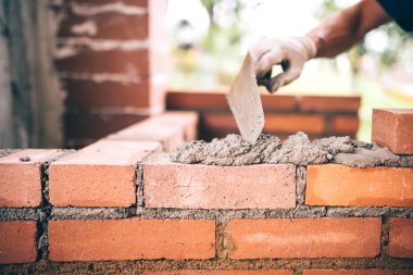 duvarlar tuğla, harç ve macun knif ile Yapı Sanayi İnşaat çimento işçisi