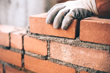 İnşaat alanına tuğla döşeyen endüstriyel tuğlaların kapatılması
