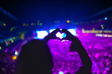 konser, sevgi dolu sanatçı ve Müzik Festivali'nde kadın boyuyla kalp şeklinde