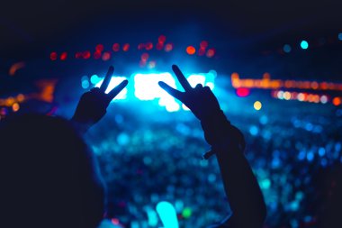 Aşk sanatçılar için konser, festival gösterilen eller silüeti. El hareketleri agains ışıklar arka plan