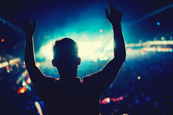Mann bei Konzert tanzt vor Lichterkulisse. Menschensilhouette bei Musikfestival — Stockfoto