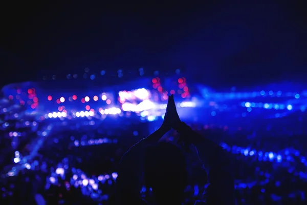 Siluett av flicka festar på festival, konsert eller parti. Kvinna att göra gester på konsert. — Stockfoto