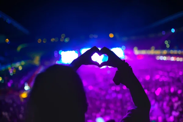 Coração em forma de mãos no concerto, mulher no festival amar o artista e a música — Fotografia de Stock