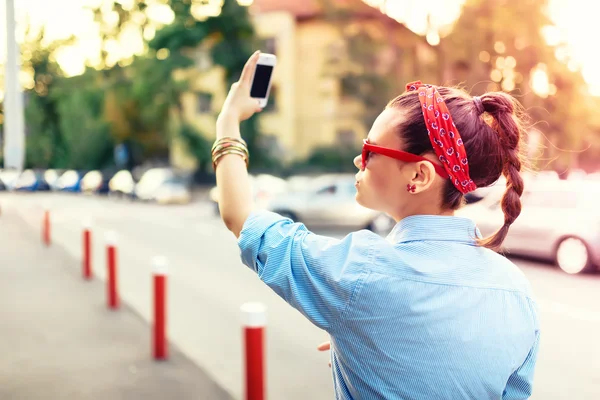 Porträt eines modernen Mädchens, das Selfies auf einem Musikfestival macht. glücklich — Stockfoto