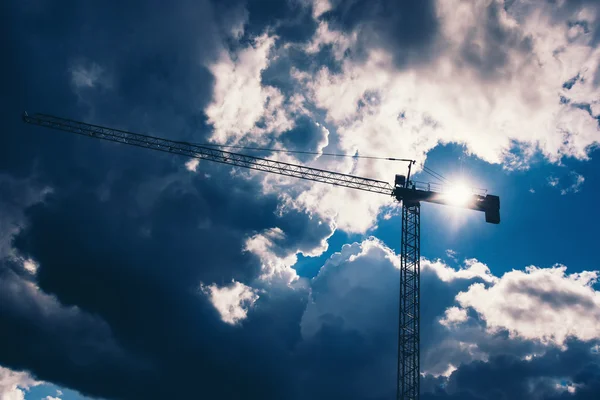 Silhouette of industrial construction crane with dramatic sky background. Details of industry — Stock Photo, Image