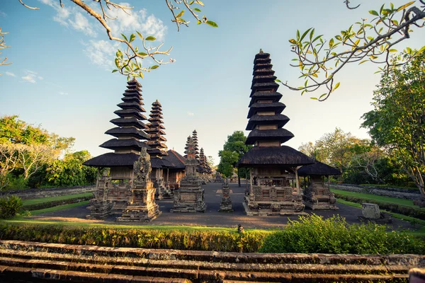 Details van Pura tempel in Bali, Indonesië, hindoe-religie met tempels en aanbidden paleis — Stockfoto