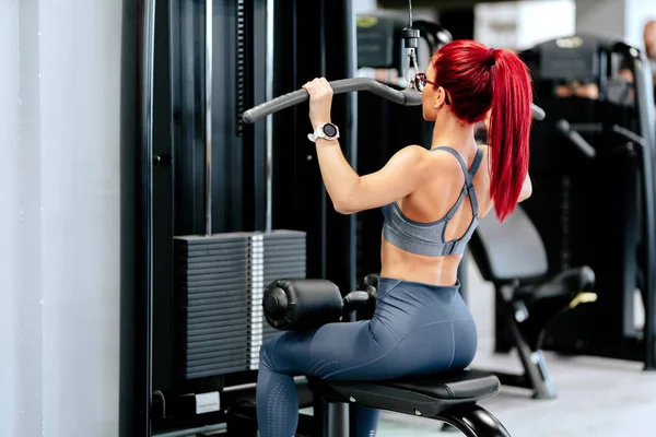 Bakom Vyn Atletisk Kvinna Som Tränar Rygg Och Axlar — Stockfoto