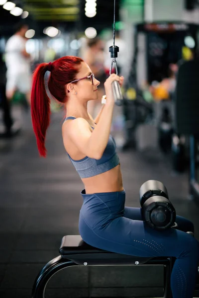 Kvinnlig Idrottare Som Tränar Gymmet Fitness Kvinna Använder Gym Maskiner — Stockfoto