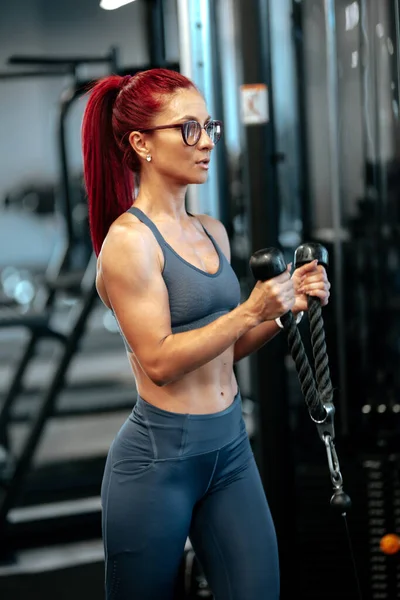 Aktivní Fit Žena Dělá Tělocvik Pracovní Svaly Tvrdým Biceps Cvičení — Stock fotografie