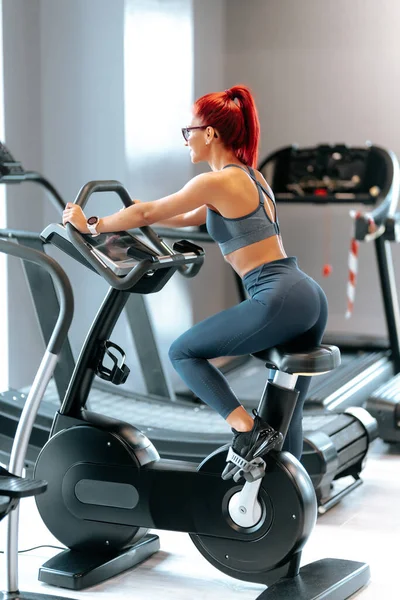 Ajuste Mulher Ativa Ginásio Usando Máquinas Ginástica Exercitando Bicicleta Fitness — Fotografia de Stock