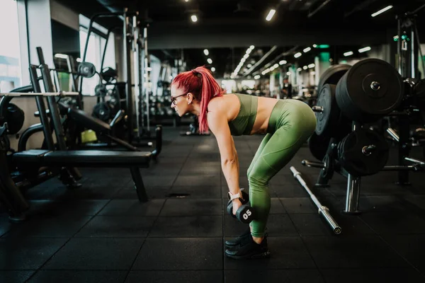 Aktiv Kvinna Gymmet Armträning Med Skivstång Och Hantlar — Stockfoto