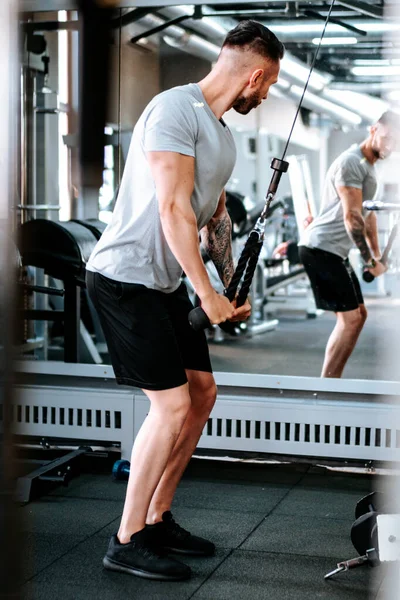 Modelo Fitness Guapo Trabajando Gimnasio Brazos Bíceps Tríceps Workou — Foto de Stock