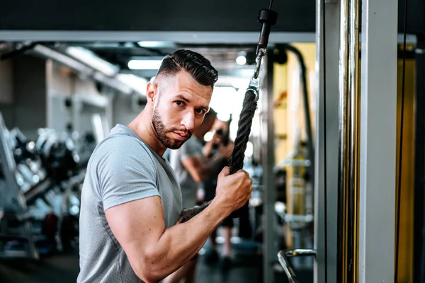 Bodybuilding Details Fitness Training Man Sportuitrusting Aan Het Trainen Sportschool — Stockfoto