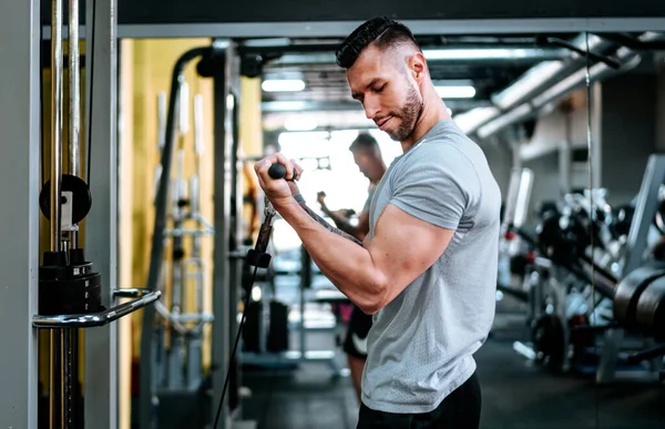 Pohledný Silný Atletický Muž Pracující Triceps Biceps Svaly Cvičení Fitness — Stock fotografie