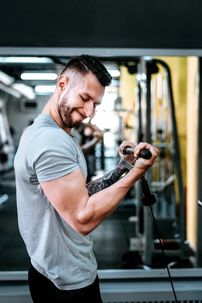 Culturista Ejercitando Los Bíceps Los Abdominales Gimnasio Una Rutina Diaria — Foto de Stock