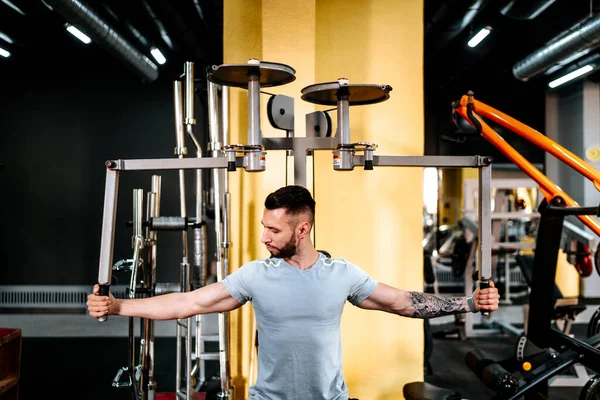 Hombre Con Equipo Deportivo Haciendo Ejercicio Gimnasio Detalles Del Levantamiento — Foto de Stock