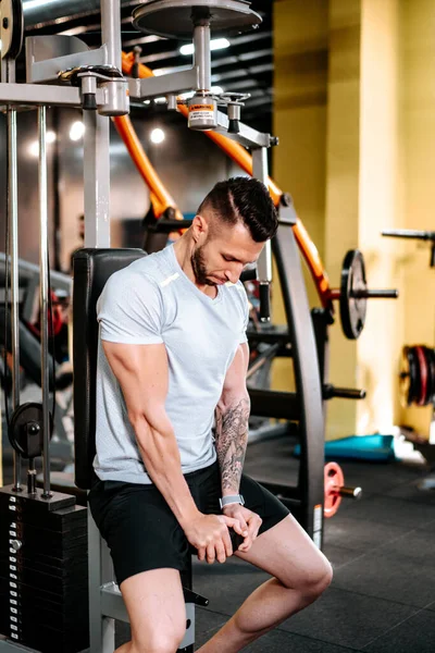 Hombre Equipo Ejercicio Sentado Gimnasio Sonriendo Después Entrenamiento —  Fotos de Stock