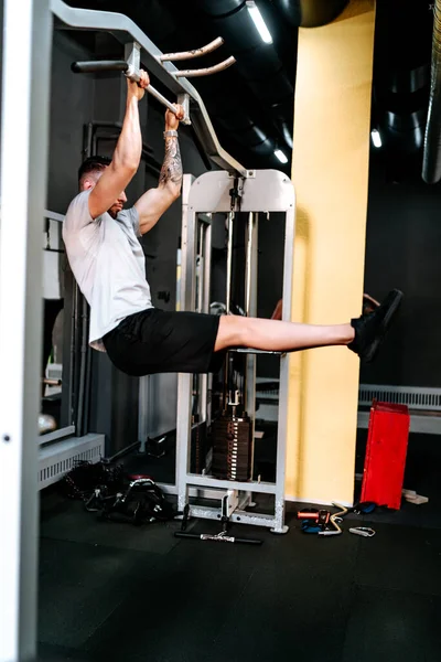 Vücut Geliştiren Yakışıklı Güçlü Atletik Adam Karın Kaslarında Çalışıyor Spor — Stok fotoğraf