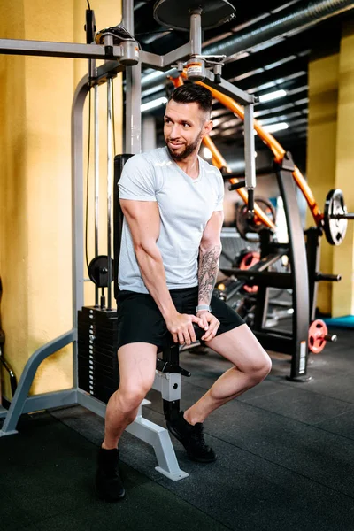 Ajuste Hombre Equipo Ejercicio Sentado Gimnasio Sonriendo Después Entrenamiento Sentado — Foto de Stock