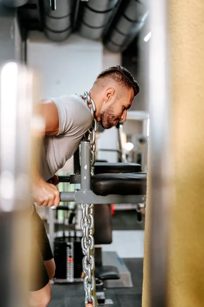 Vücut Geliştirici Yakışıklı Güçlü Atletik Adam Kollarında Demir Zincirle Çalışıyor — Stok fotoğraf