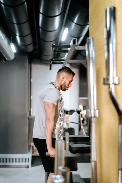 Bodybuilder Sterke Atletische Man Werken Triceps Biceps Spieren Met Ijzeren — Stockfoto