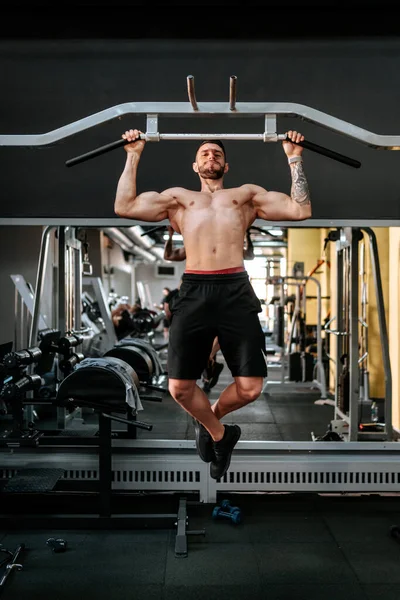 Detalles Del Entrenamiento Gimnasia Culturista Haciendo Aletas Tirones Gimnasio — Foto de Stock