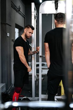 Kişisel antrenör, spor salonunda müşteriye yardımcı olmak ve spor yapmak. Kişisel eğitimli sağlıklı yaşam tarzı uygunluk oturumu