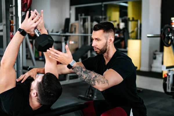 Twee Mannen Uit Werken Personal Trainer Helpen Helpen Klant — Stockfoto