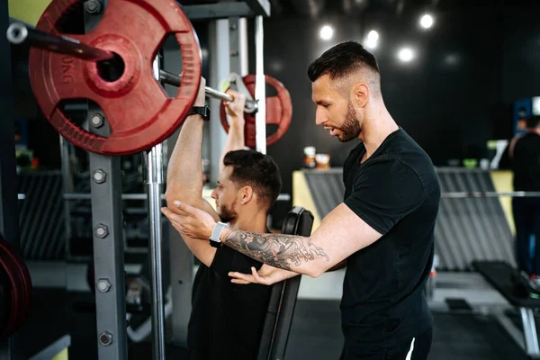 Retrato Dos Chicos Entrenador Personal Ayudando Asistiendo Cliente Gimnasio — Foto de Stock