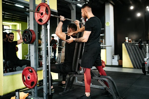 Entrenador Personal Ayudando Asistiendo Cliente Gimnasio Entrenamiento Espalda Sesión Fitness — Foto de Stock