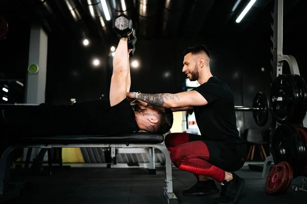 Gülümseyen Adam Kişisel Antrenör Spor Salonunda Müşteriye Yardım Ediyor Göğüs — Stok fotoğraf