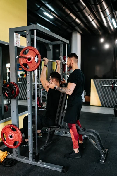 Gülümseyen Adam Kişisel Antrenör Spor Salonunda Müşteriye Yardım Etmek Spor — Stok fotoğraf