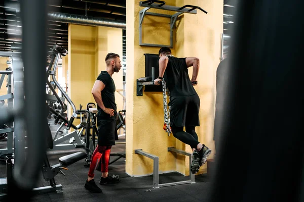 Portrét Mužského Osobního Trenéra Který Pomáhá Pomáhá Klientům Tělocvičně Fitness — Stock fotografie