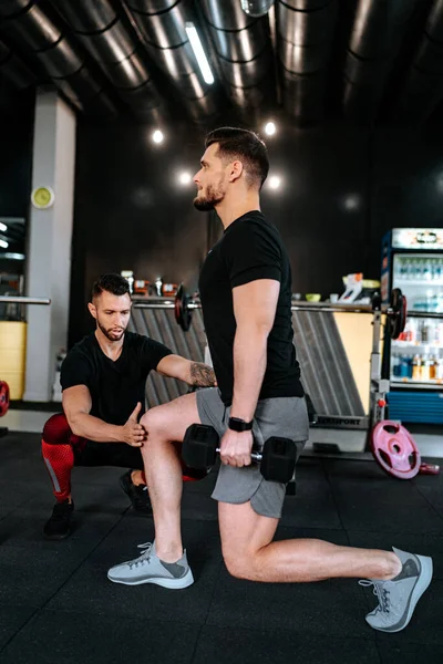 Portrét Mužského Osobního Trenéra Jak Cvičí Pomáhá Klientům Tělocvičně Fitness — Stock fotografie