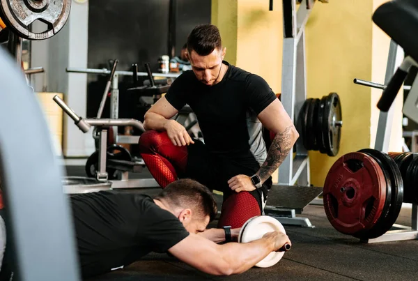 Hombre Haciendo Ejercicios Abdominales Gimnasio Con Entrenador Personal Entrenamiento Fitness — Foto de Stock