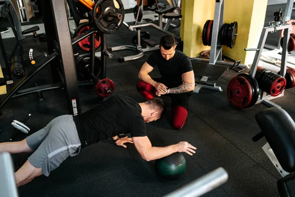 Muž Dělá Abs Cvičení Tělocvičně Trenérem Osobní Trenér Fitness Trénink — Stock fotografie