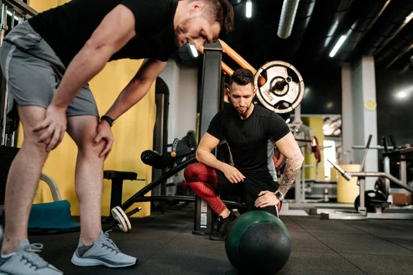 Knappe Man Die Hard Traint Sportschool Met Een Coach Personal — Stockfoto