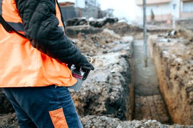 Pompa tübü ile çimento ya da beton döken inşaat işçisi, kontrol ve yönlendirme pompası
