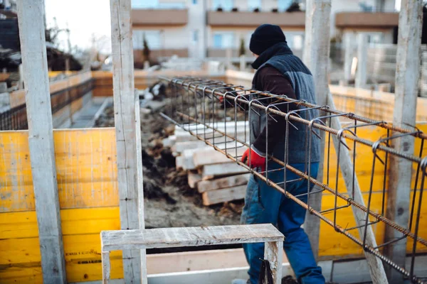 Robotnicy Budowlani Montujący Metalowe Pręty Stal Zbrojona Budowy Domów — Zdjęcie stockowe