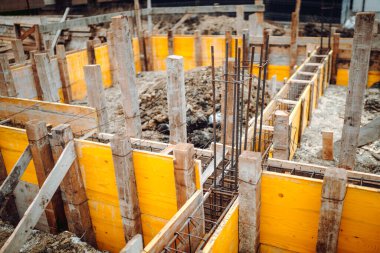 İnşaat alanı detayları - kirişlere beton dökülmesi ve beton ahşap kaplamalar