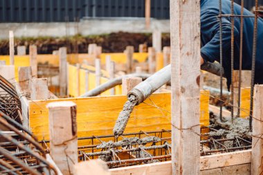 Ev inşaatı sırasında beton dökülmesi, bina duvarları beton döşeme