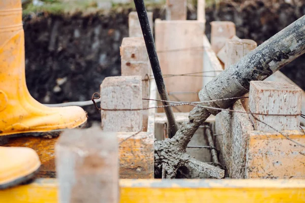 Építőmunkás Öntő Cement Vagy Beton Szivattyúcsővel Megerősített Acélrúd — Stock Fotó