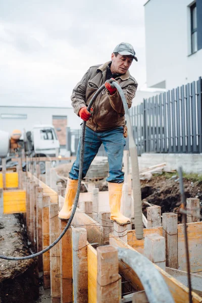 Robotnik Budowlany Pracuje Nad Budową Domu Wibrator Roboczy Betonowy — Zdjęcie stockowe
