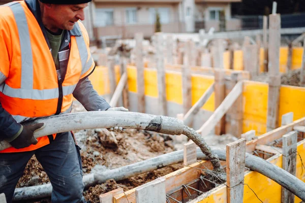 Biali Pracownicy Wylewający Beton Pomocą Pompy Betonowej Szczegóły Placu Budowy — Zdjęcie stockowe