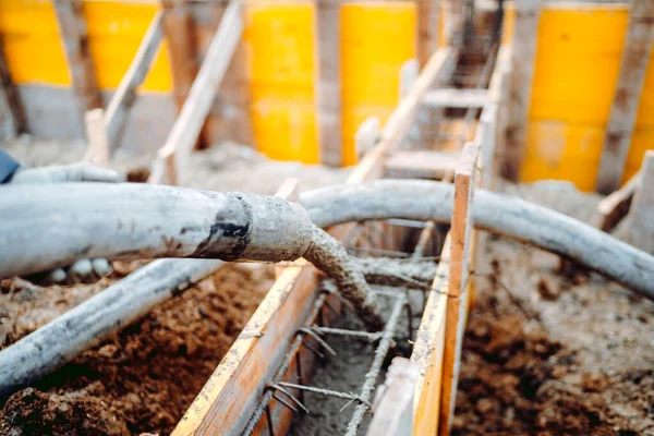 Automatische Betonpumpe Arbeitet Und Gießt Zement Holzrahmen — Stockfoto