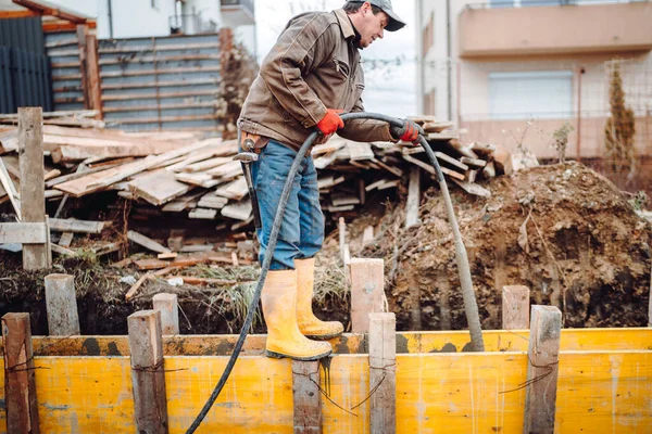 Trabajador Construcción Cemento Vibrante Sitio Construcción Trabajador Usando Vibrador Concreto —  Fotos de Stock