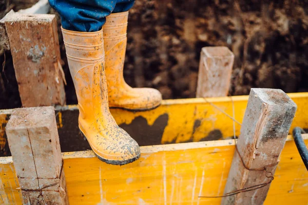 Detalj Arbetskläder Byggnadsarbetare Häller Cement Byggarbetsplatsen Arbetstagare Bygga Ett Nytt — Stockfoto