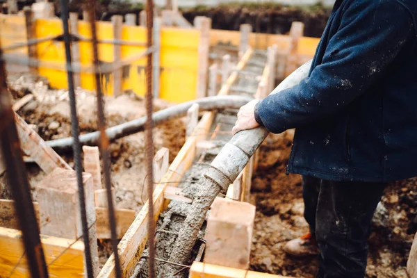 Konstruktionsdetails Arbeiter Verlegen Zement Oder Beton Mit Automatischer Pumpe — Stockfoto