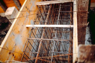 İnşaat inşaat inşaat inşaat inşaat çeliği beton yapı takviyesi. İnşaatta kullanılan çelik çubuklar ev inşaatında beton takviyesi için kullanılıyor.