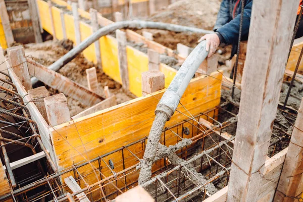 Pria Konstruksi Yang Bekerja Lokasi Konstruksi Beton Menuangkan Dalam Cetakan — Stok Foto